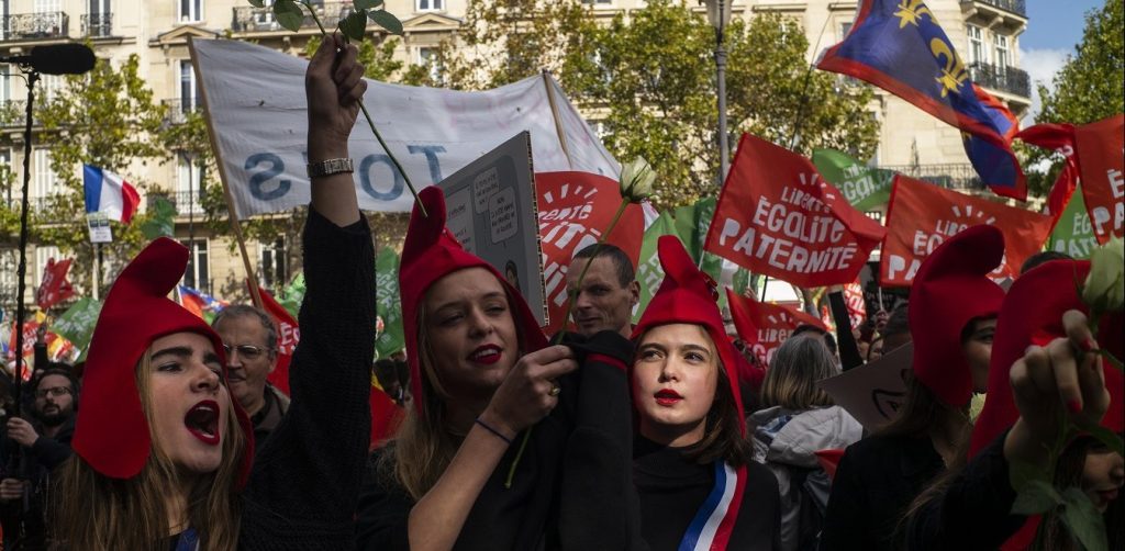Παρίσι: Σάλος με διαδηλώτριες που μαστίγωσαν άντρες δεμένους διαμαρτυρόμενες για τις δολοφονίες γυναικών (βίντεο)