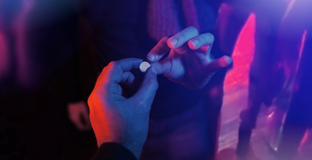 Χημικό σeξ: Η νέα μόδα στις «στενές επαφές» – Τι είναι το MDMA – Πώς «απελευθερώνει» ερωτικά  τις γυναίκες