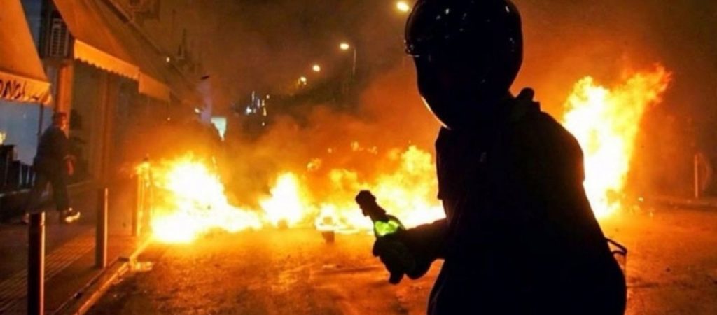 Άγνωστοι επιτέθηκαν με βόμβες μολότοφ σε διμοιρία των ΜΑΤ στη Θεσσαλονίκη (βίντεο)