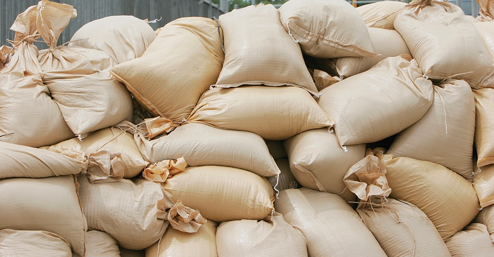 Χίος: Με σακιά άμμου οι κάτοικοι «οχυρώνονται» από την κακοκαιρία