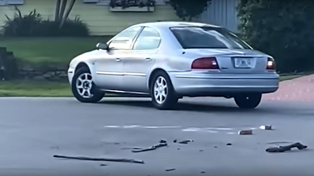 Σκύλος πήρε το τιμόνι στα… πόδια του – Έβαλε όπισθεν και έκανε κύκλους επί μία ώρα (βίντεο)