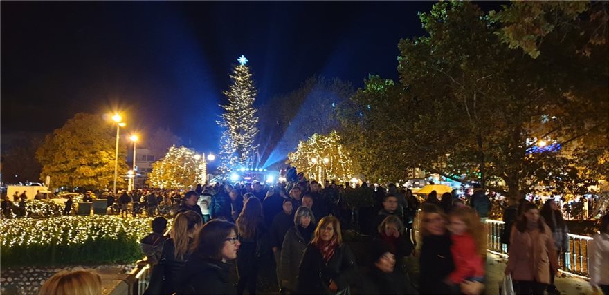 Τρίκαλα: Άναψε το Χριστουγεννιάτικο δέντρο (φωτο-βίντεο)