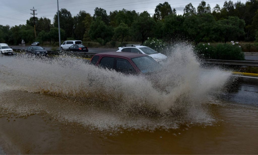 Κάτοικος Κινέτας: Ανεβήκαμε στην ταράτσα για να σωθούμε δεν είχαμε που αλλού να πάμε» (βίντεο)