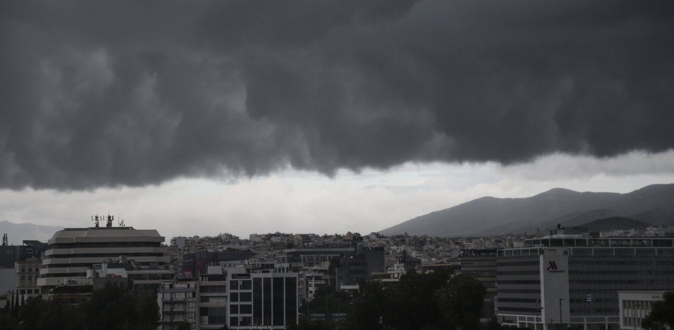 Κακοκαιρία «Γηρυόνης»: Δυνατή βροχή και κεραυνοί στην Αττική – «Χτύπησε» Μακεδονία και Θεσσαλία