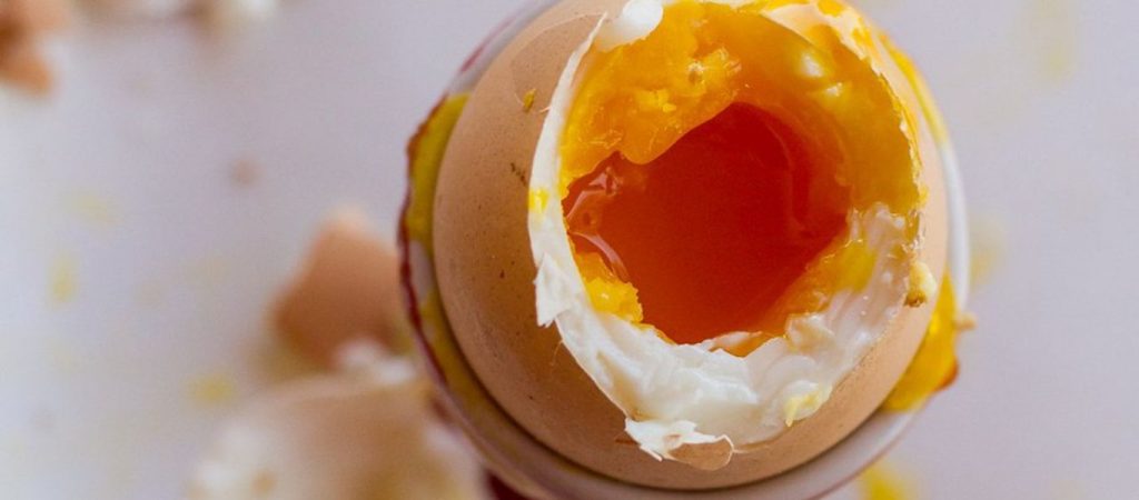 Σπάει ένα αυγό μέσα σε ένα ηχείο – Μόλις δείτε τι γίνεται θα το κάνετε και εσείς (βίντεο)