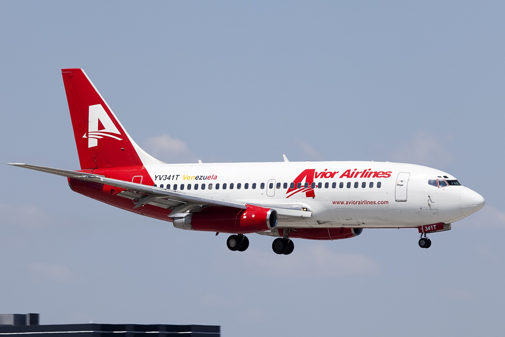 Δείτε τη στιγμή που ένα Boeing 737 με 88 επιβάτες προσγειώνεται σε μια «θάλασσα» από σπινθήρες (φώτο-βίντεο)