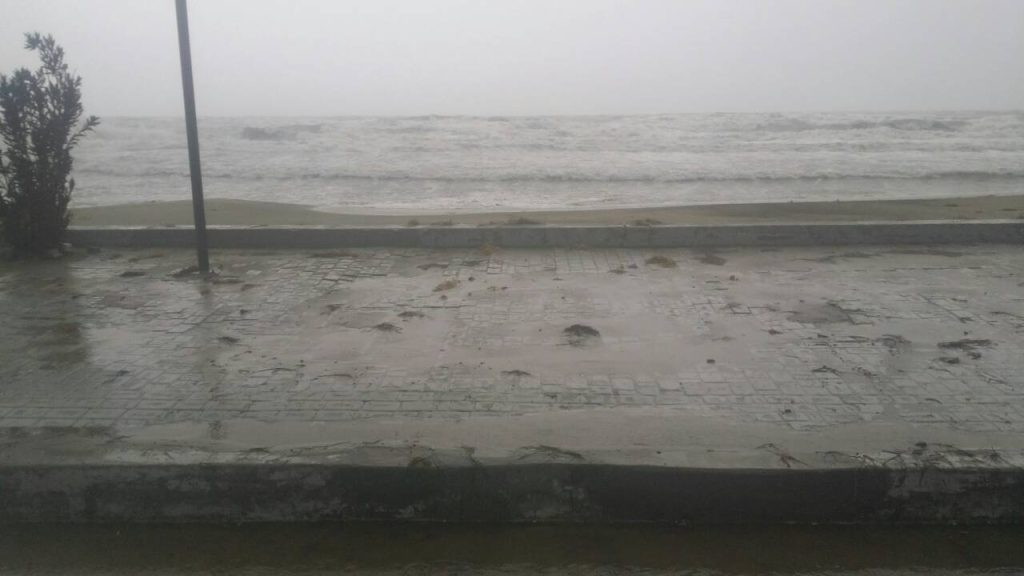 Μεγάλα προβλήματα στην Κατερίνη από την κακοκαιρία: Φούσκωσε η θάλασσα – Εκκενώθηκαν σπίτια στην παραλία