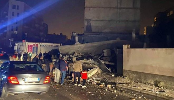 Ισχυρός σεισμός 6,4 Ρίχτερ έπληξε την Αλβανία – 13 νεκροί & 600 τραυματίες – Κατέρρευσαν πολυκατοικίες (βίντεο) (upd)