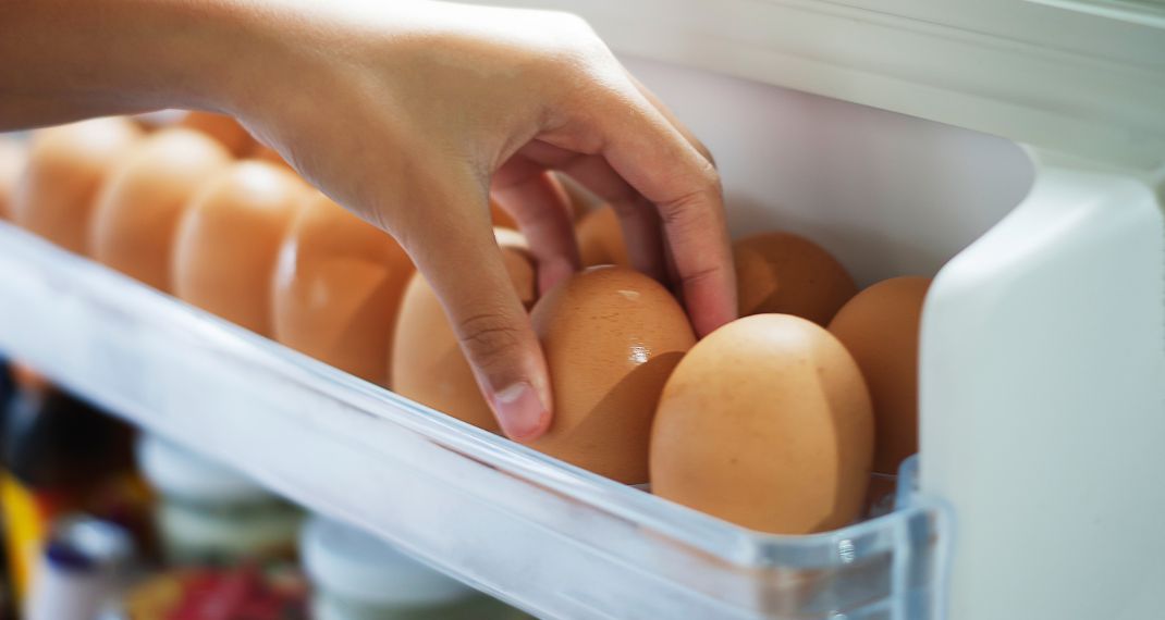 Γιατί δεν πρέπει να βάζετε ποτέ τα αυγά στην πόρτα του ψυγείου;