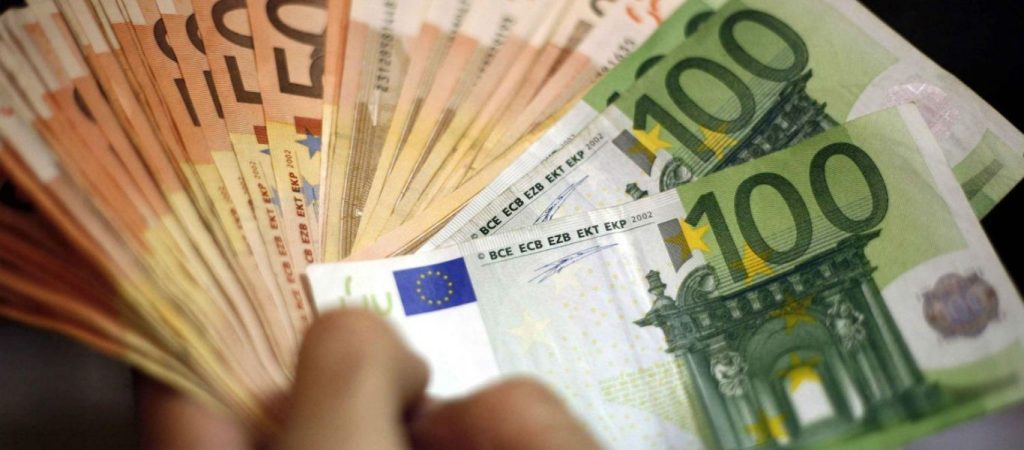 «Χρήμα στο χέρι»: Ποιοι θα το λάβουν σαν κοινωνικό μέρισμα – Αλλαγές στη φορολοταρία – Τι θα γίνει με τον ΕΝΦΙΑ