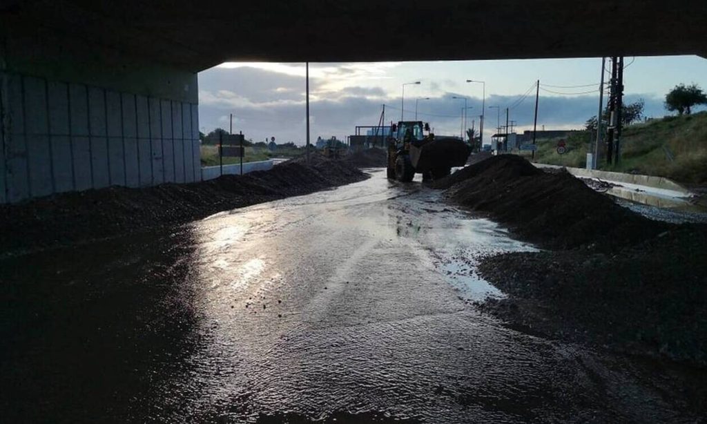 Κάτοικος Κινέτας περιγράφει πως έσωσε την 3χρονη κόρη του: «Την έβαλα πάνω στα ντουλάπια και…» (βίντεο)