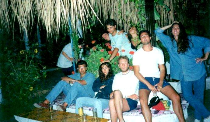 Πέντε τραγούδια που άκουγες φανατικά στα 90s και τώρα ντρέπεσαι να το παραδεχθείς (βίντεο)