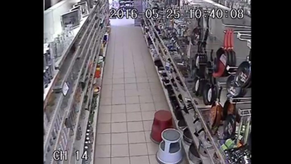 Κρήτη: Η στιγμή που ο σεισμός «χτυπάει» σούπερ μάρκετ (βίντεο)