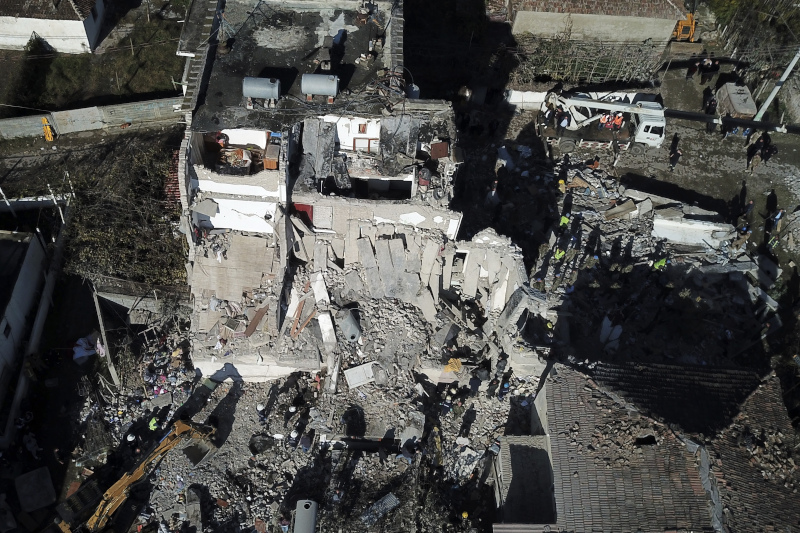 Σεισμός Αλβανία: 30 νεκροί και 600 τραυματίες – Οδηγίες επιβίωσης σε περίπτωση κτυπήματος του «Εγκέλαδου» στην Ελλάδα