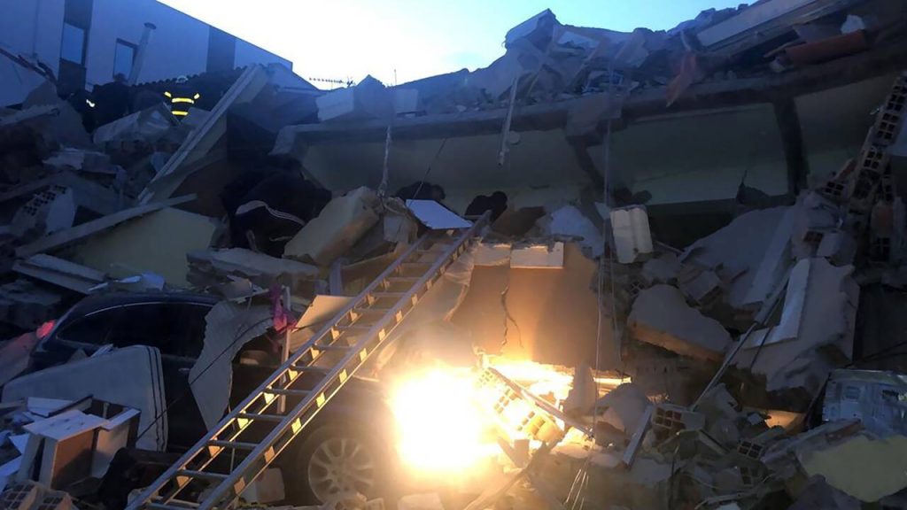 Σεισμός στην Αλβανία: Νέα βίντεο από τις διασώσεις των ΕΜΑΚ (βίντεο)