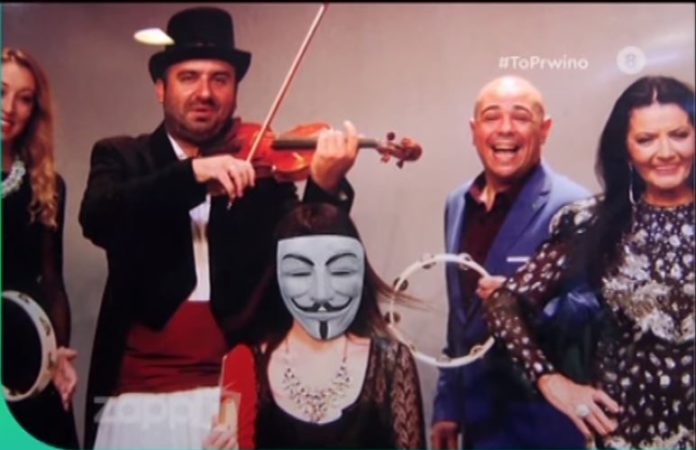 Άβα Γαλανοπούλου: Αποχώρησε από την παράσταση και έβαλαν στο πρόσωπό της μάσκα (βίντεο)