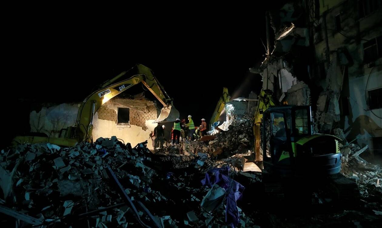 Επιχείρηση της ΕΜΑΚ στην Αλβανία: Απεγκλώβισαν δύο ανθρώπους από τα ερείπια (βίντεο)