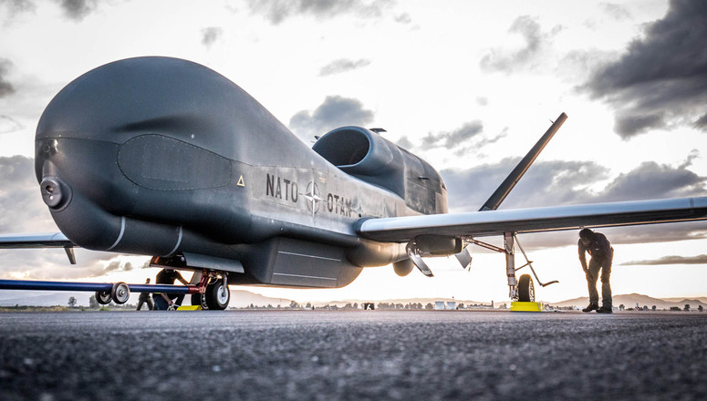 ΝΑΤΟ: Έφτασε στην Ιταλία το πρώτο UAV RQ-4 Global Hawk της Αεροπορίας των ΗΠΑ (βίντεο)