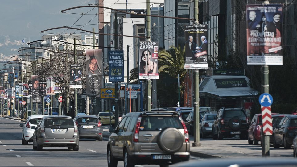 Βουλιαγμένης: Ατύχημα με φορτηγό γέμισε τον δρόμο ελαιόλαδο – Μποτιλιάρισμα λόγω τροχαίου και στην Κηφισίας