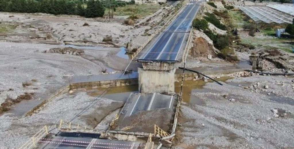 Ο «Γηρυόνης» έπληξε τη Ρόδο: Γέφυρα του νησιού «κόπηκε» στα δύο (φώτο-βίντεο)