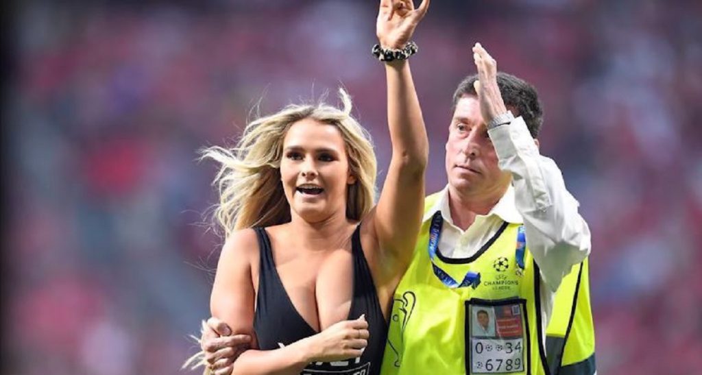 Κίνσεϊ Βολάνσκι: Η «καυτή» φαρσέρ που «ρίχνει» το ίντερνετ (βίντεο-φώτο)