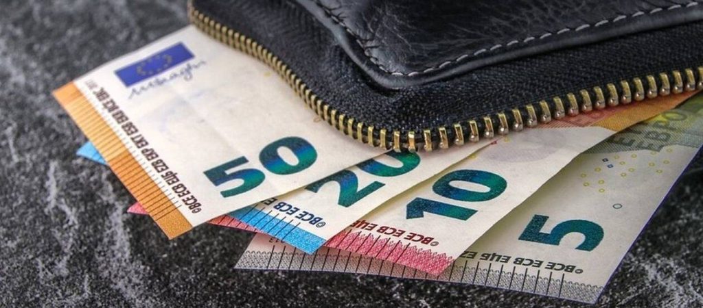 Κοινωνικό μέρισμα: Οριστικοποιούνται τα ποσά – Ποιοι θα το λάβουν