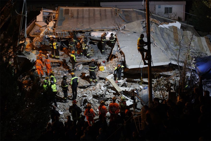 Σεισμός στην Αλβανία: Ανασύρθηκε τη νύχτα νεκρή μια οικογένεια – Στους 35 οι νεκροί