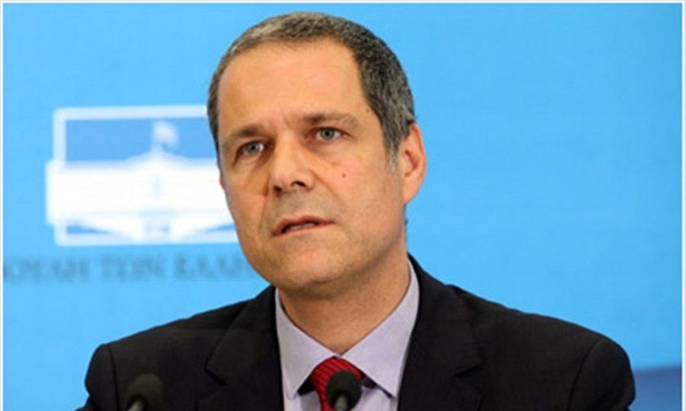 Θάνος Τζήμερος: Το λερωμένο με καφέ πουκάμισό του μετά την επίθεση του Γ.Πρωτούλη (φώτο)