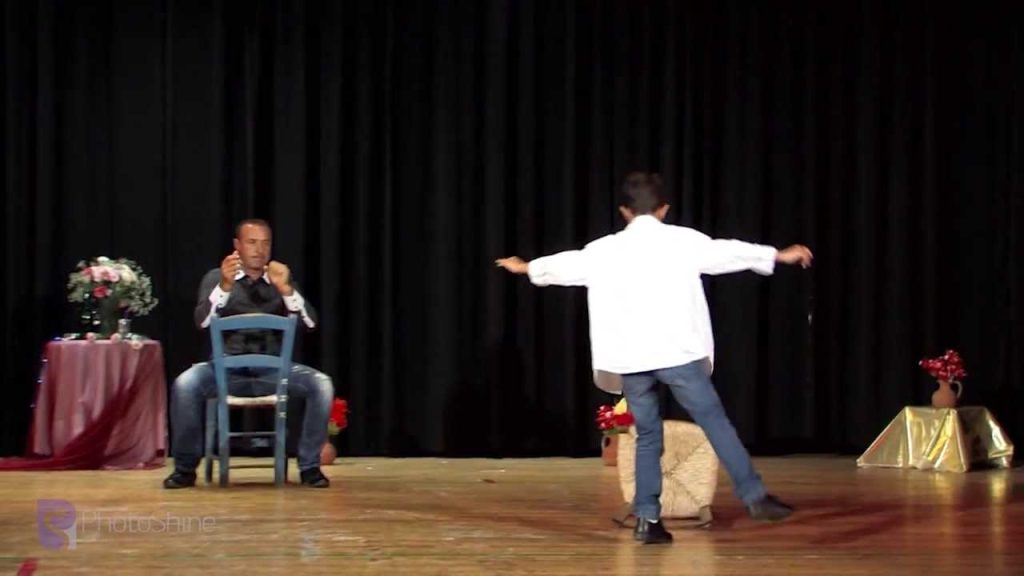 Τούρκος ηθοποιός χορεύει ελληνικό ζεϊμπέκικο ή τουλάχιστον… αυτό φαίνεται με την πρώτη ματιά (βίντεο)