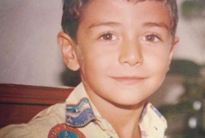 Ποιος γοητευτικός τραγουδιστής είναι το αγοράκι της φωτογραφίας; (φωτο)