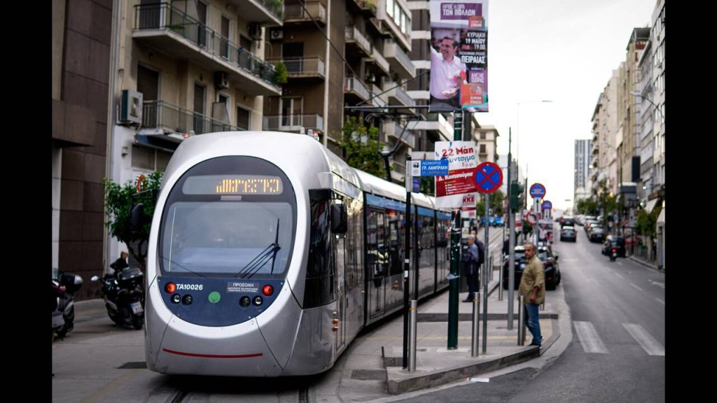 «Χάος» στον Πειραιά: Το τραμ «κόλλησε» σε παράνομα σταθμευμένα οχήματα και δημιούργησε «τρελό» μποτιλιάρισμα (φωτο)