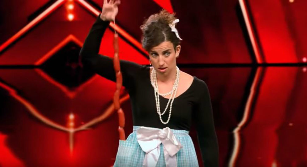 Διαγωνιζόμενη σε σόου «έκρυψε» λουκάνικα στο πιο… απροσδόκητο σημείο του κορμιού της (βίντεο)