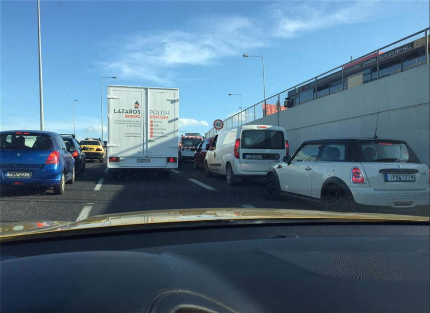 «Χαμός» στους δρόμους λόγω Black Friday: Απίστευτο μποτιλιάρισμα (φώτο)