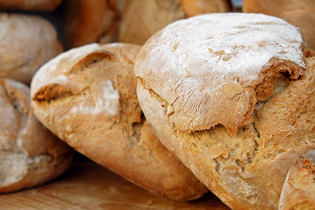 O λόγος που δεν πρέπει να αφήνουμε το ψωμί στον πάγκο της κουζίνας