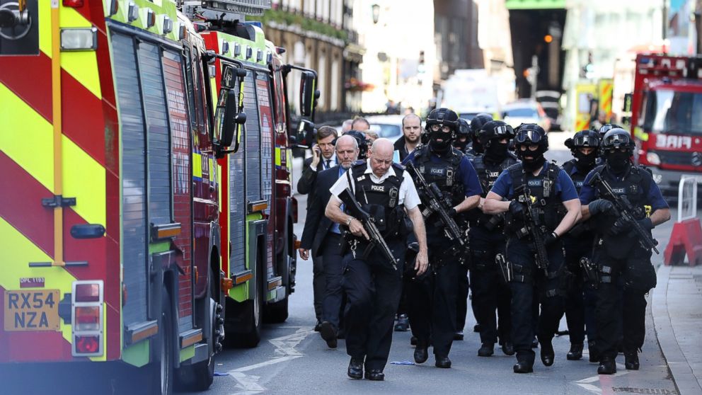 Επίθεση με μαχαίρι στο Λονδίνο: Οι αστυνομικοί πυροβόλησαν και σκότωσαν τον δράστη (βίντεο) (upd)