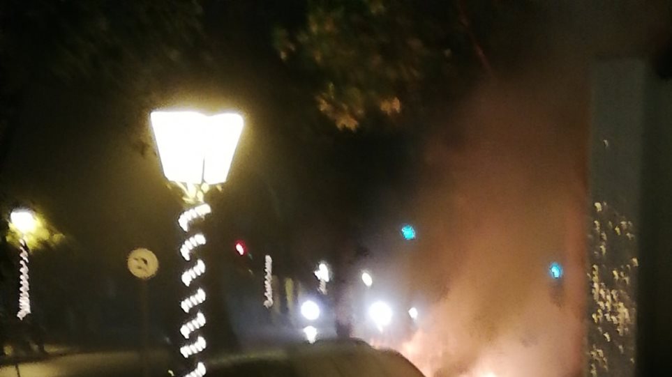 Κηφισιά: Αυτοκίνητο τυλίχθηκε στις φλόγες (φωτο)