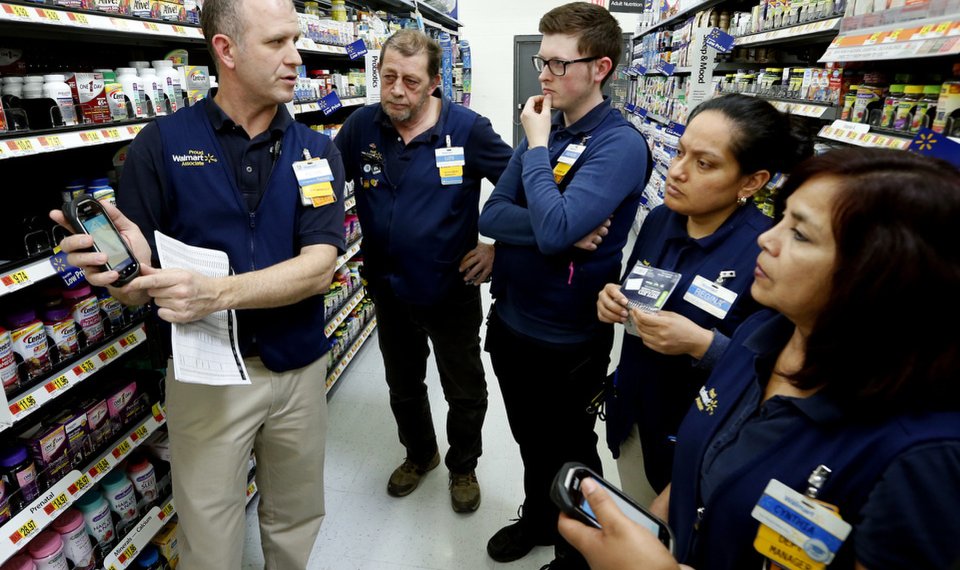 Black Friday: Με «πολεμικές» ιαχές ετοιμάζονται οι υπάλληλοι στις ΗΠΑ να υποδεχτούν το «κύμα» των καταναλωτών (βίντεο)
