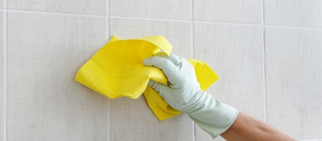 Θα σας «λύσει» τα χέρια: Αυτό είναι το κόλπο που υπόσχεται να απομακρύνει τη μούχλα από τα πλακάκια του μπάνιου