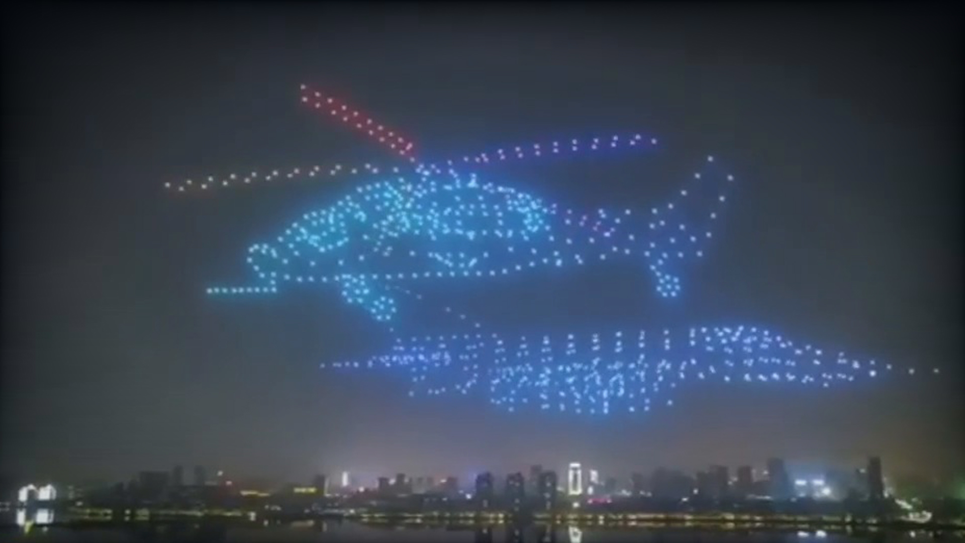 Υπερθέαμα στην Κίνα: 800 drones σχηματίζουν αεροπλάνο κι ελικόπτερο στον ουρανό (βίντεο)