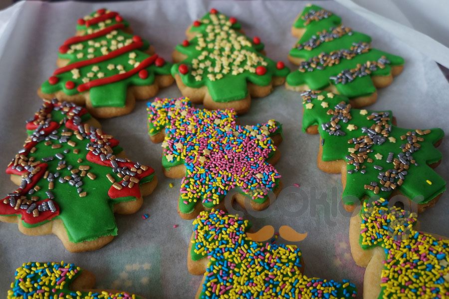 Η συνταγή της ημέρας: Χριστουγεννιάτικα μπισκότα με ζαχαρόπαστα