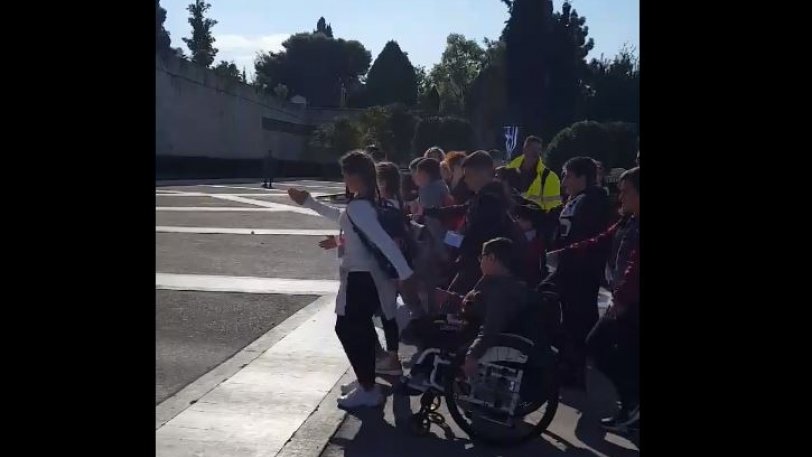 Μαθητές σε στάση προσοχής αποτίουν φόρο τιμής μπροστά από τον Άγνωστο Στρατιώτη  – Τραγουδούν τον Εθνικό Ύμνο (βίντεο)