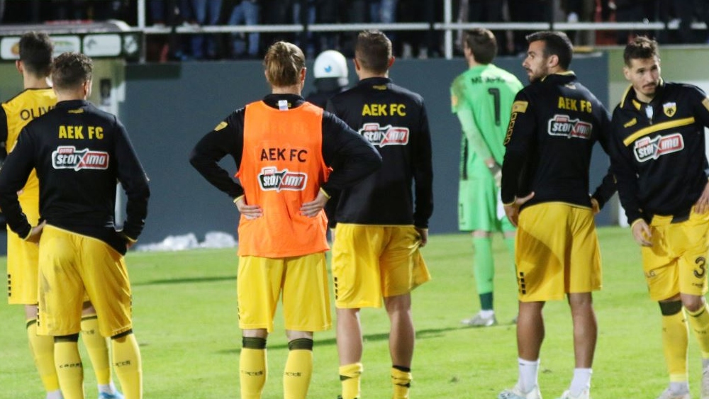 ΑΕΚ: Έντονες αποδοκιμασίες εναντίον των παικτών σε γήπεδο και αεροδρόμιο
