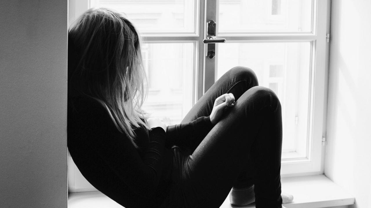 Όλα όσα θέλετε να γνωρίζετε για την κατάθλιψη στην εφηβεία – Ποια τα συμπτώματα