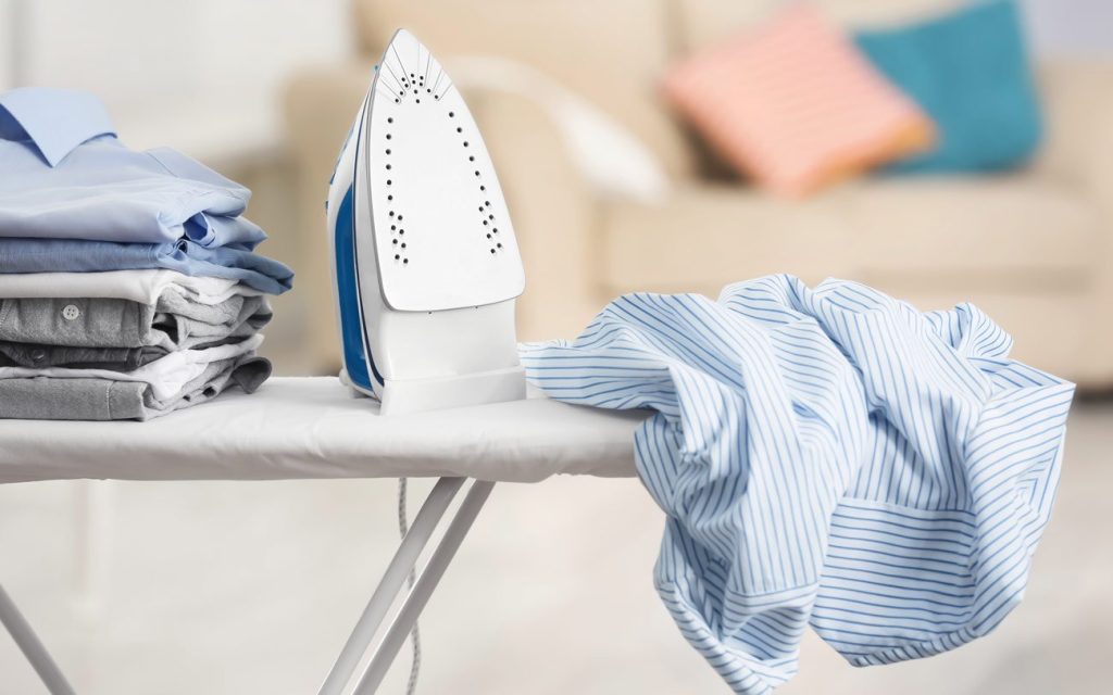 Το απλό κόλπο για να κάνεις το σίδερό σου σαν καινούργιο