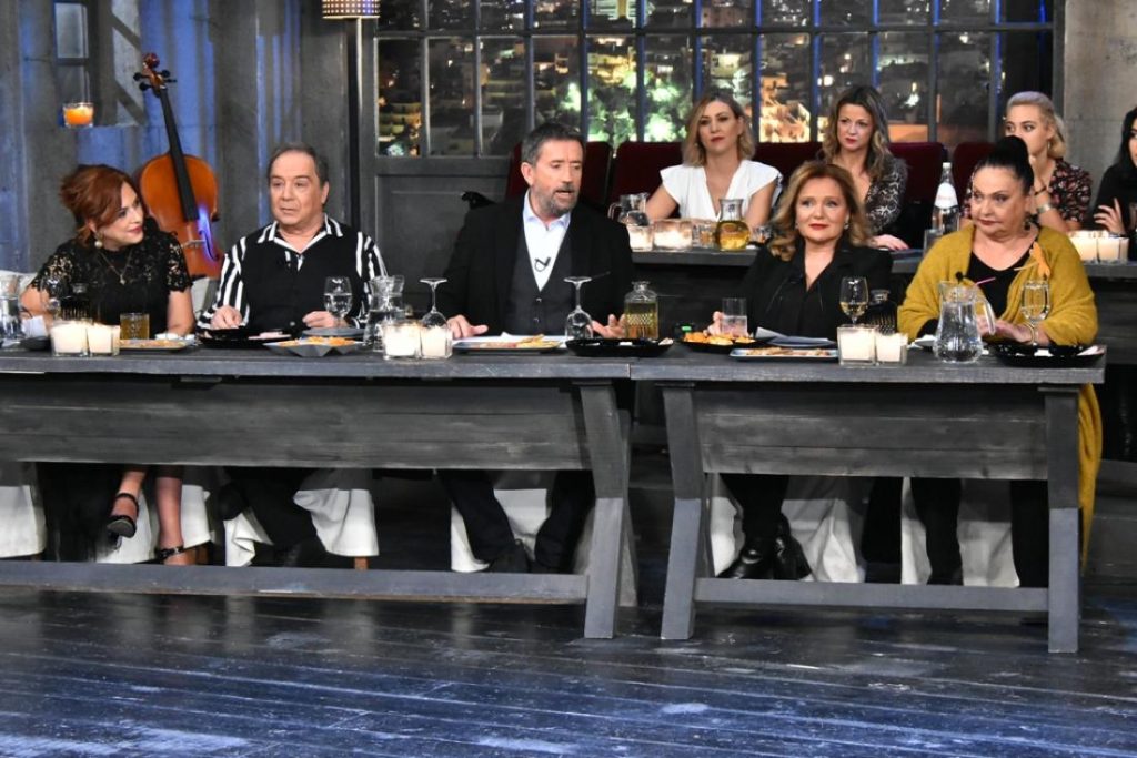 Έμειναν «κόκαλο» στο «Στην υγεία μας» – Ο άνδρας που εισέβαλε στο πλατό και έκανε «χαμό» (βίντεο)