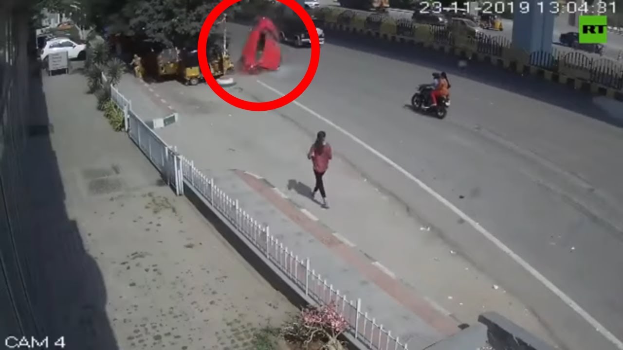 Σοκαριστικό τροχαίο: Η στιγμή όπου ΙΧ έπεσε από γέφυρα πάνω σε πεζούς (βίντεο)