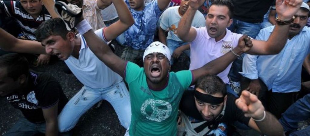 Πώς οι παράνομοι μετανάστες έγιναν «Παρανόμως Εισελθόντα Πρόσωπα – ΠΕΠ»! – Το newspeak σε όλο του το «μεγαλείο»