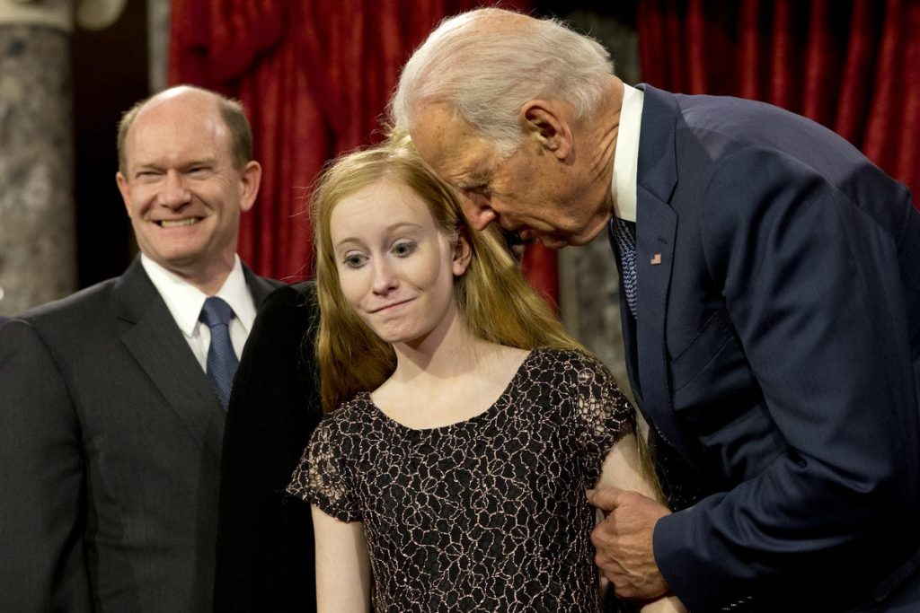 Τ.Μπάιντεν: Ο “creepy uncle Joe” το έκανε πάλι – Δείτε την περίεργη φωτογραφία που κάνει το γύρο του διαδικτύου
