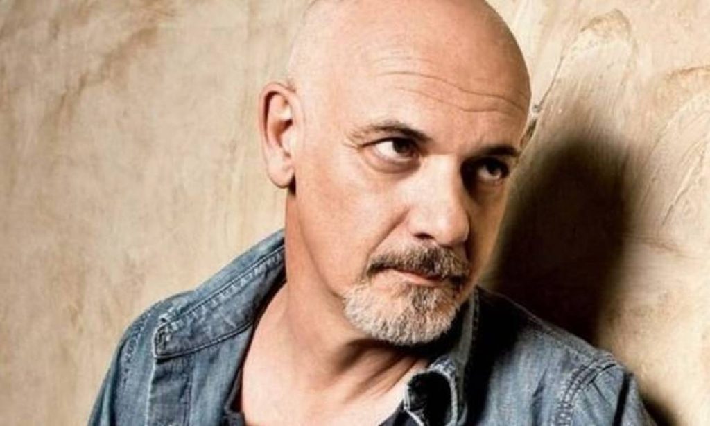 «Όποιος πρόλαβε τον… Κιμούλη είδε»: «Πανικός» στη θεατρική του παράσταση – Όρθιοι δεκάδες θεατές (φωτο)