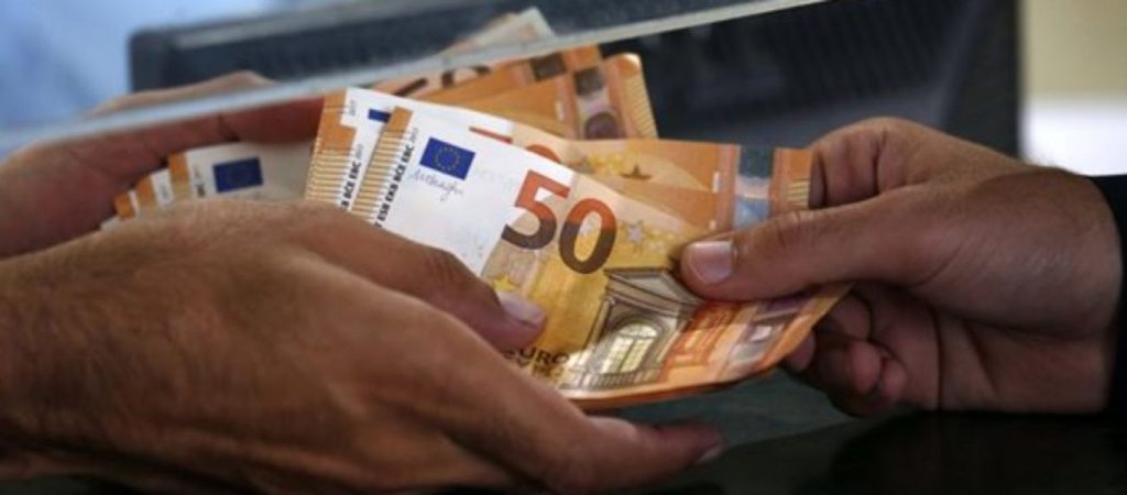 Κοινωνικό μέρισμα 700 με 800 ευρώ πριν τα Χριστούγεννα – Ποιοι το δικαιούνται